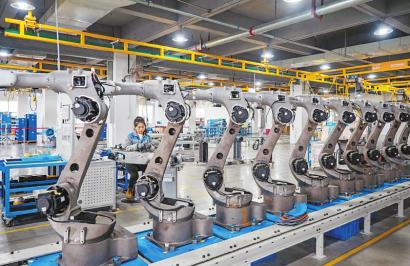 工业机器人列队出厂 智能制造新篇章的序曲